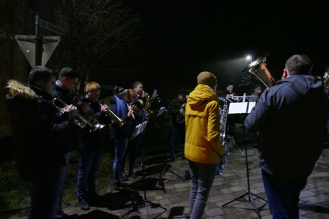 Die Naumburger Stadtkapelle spielt vor der Christmette weihnachtliche Lieder